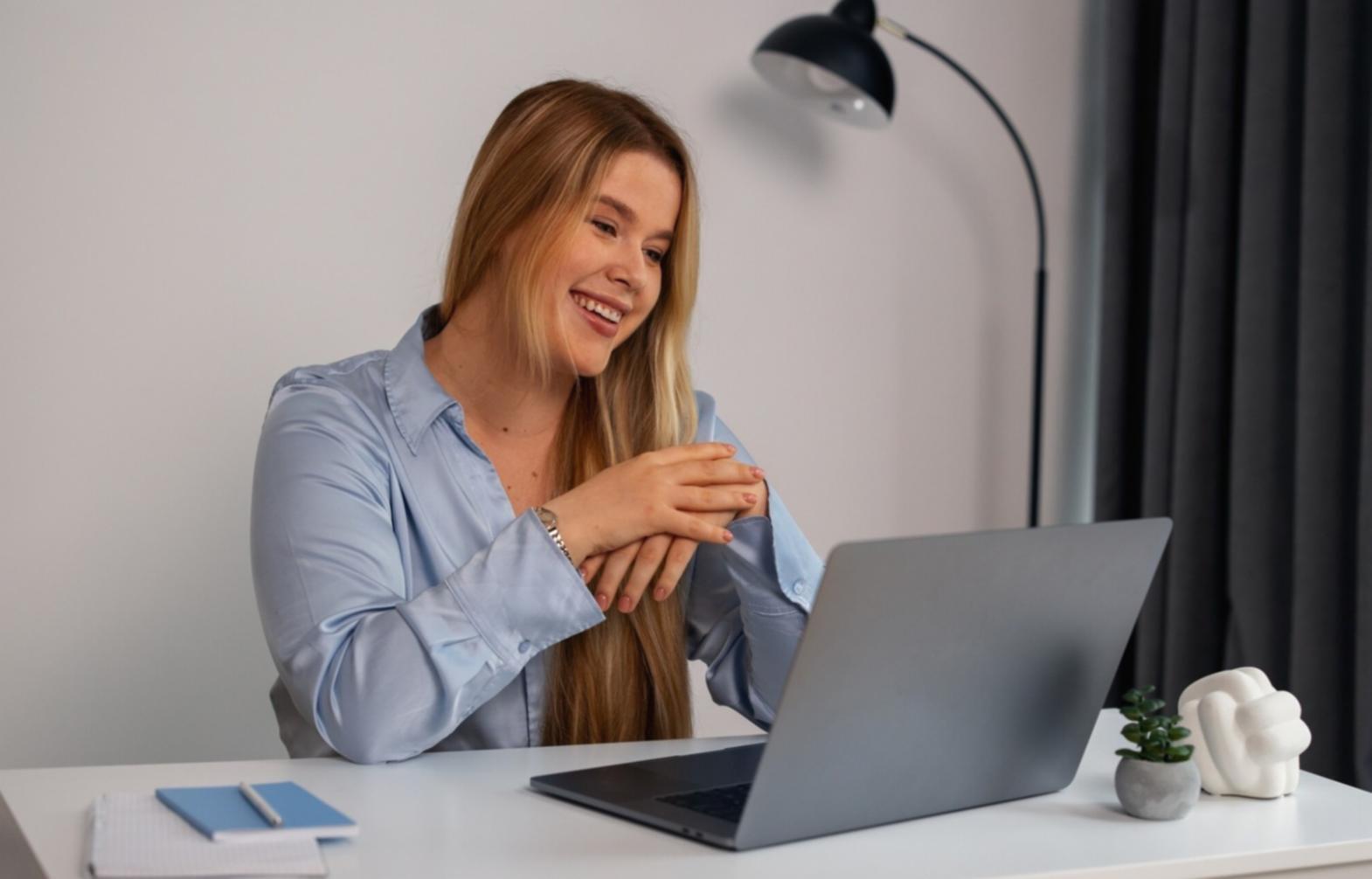 Estudiante analizando gráficos económicos y datos de inflación en una computadora