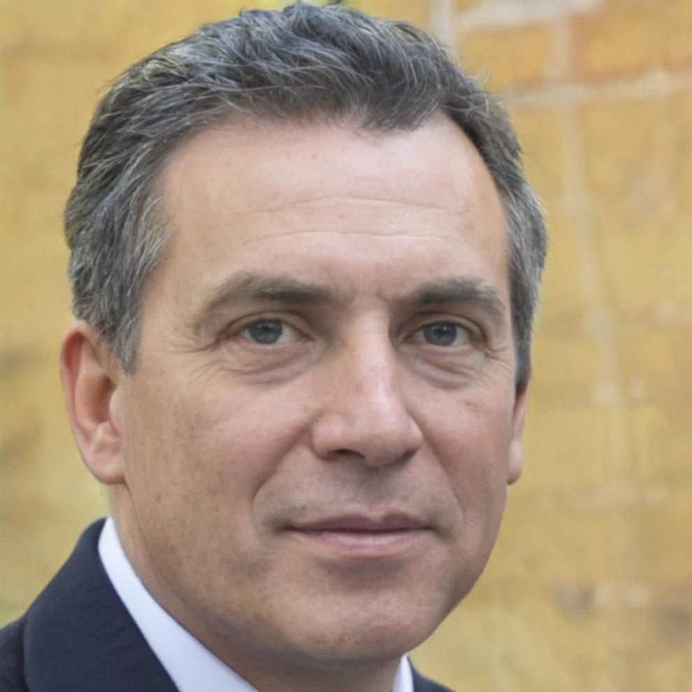Retrato profesional de Aurelio Montemayor, consultor en estrategias de inversión